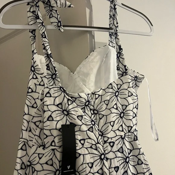 BNWT White and Blue Floral Dress. Size Small. - Picture 4 of 5